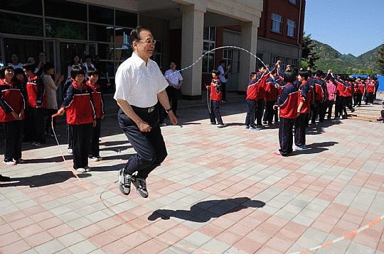 温家宝在河北一中学与学生跳大绳讲地理