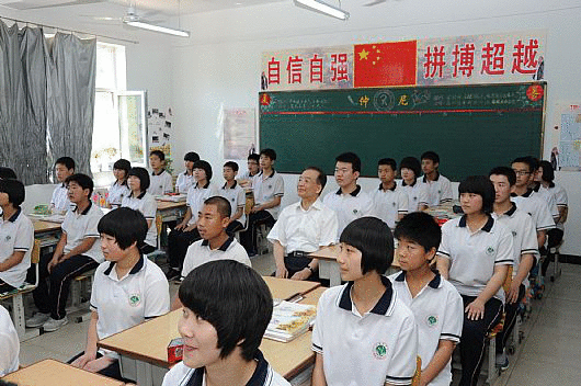 温家宝在河北一中学与学生跳大绳讲地理