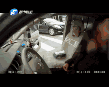 女司机遭后座女乘客割喉 视频记录下行凶过程