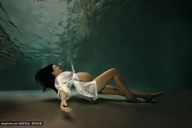 美国辣妈拍水中孕育写真(组图)