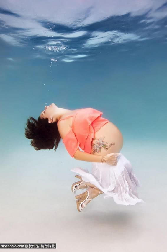 美国辣妈拍水中孕育写真(组图)