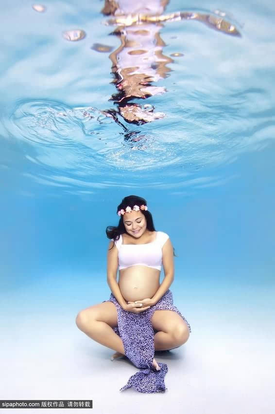 美国辣妈拍水中孕育写真(组图)