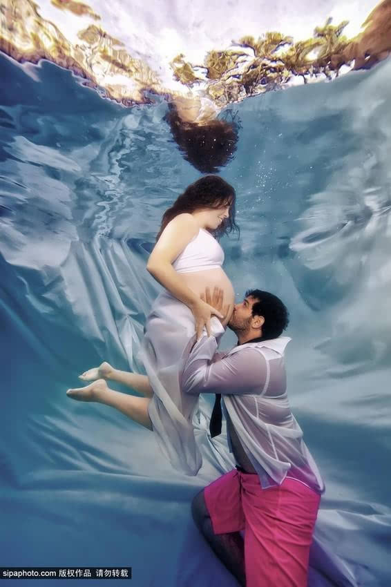 美国辣妈拍水中孕育写真(组图)