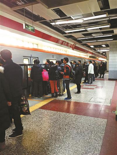 四惠站低峰期时候车的人很少 摄影/本报记者 黄筱菁