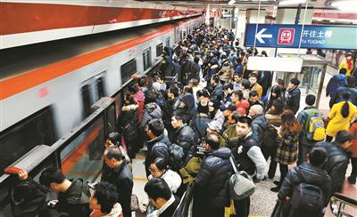 四惠站高峰期时每个屏蔽门旁都增加了疏导员 摄影/本报记者 袁艺