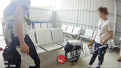 小伙求职不顺无颜面回乡 火车站长跪2小时