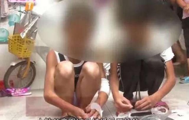 未成年姐弟被生父继母虐打：干不完活用尿浇身