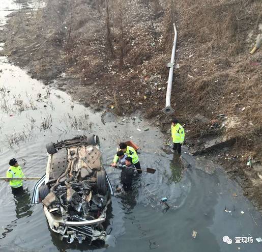 附近一家公司员工赶紧跑出来帮忙救援，并拨打报警电话。大家用厂里的机器拽着绳子牵引河中的宾利车，试图把车拉到岸上，但没有成功。