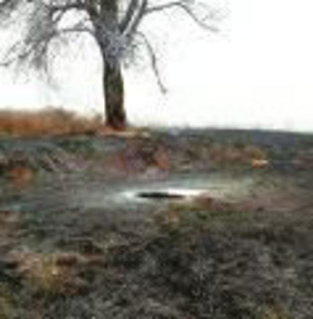 华商报讯（记者 杨虎元）12月12日中午1点多，府谷新区张家畔村坠落一不明物体，物体坠地即发生自燃。据现场目击者提供视频及图片资料显示，地面形成一个深坑，并有燃烧的痕迹。