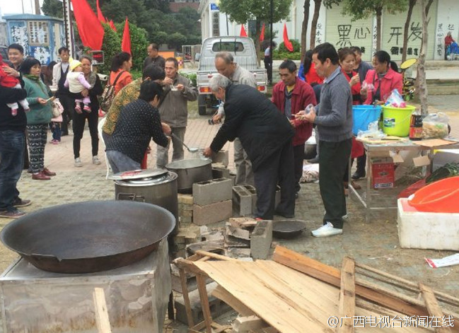 据广西电视台《新闻在线》官微报道，12月14日中午，南宁市新阳国际小区的业主们也在楼下搞了个野炊，不过他们可是一点都高兴不起来，因为野炊的原因是小区又停电停水了。