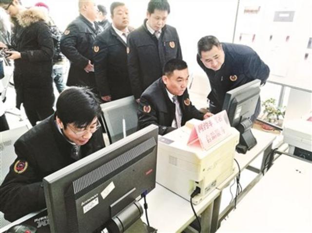 几名司机正在申请网约车驾驶员考试 几名司机正在申请网约车驾驶员考试