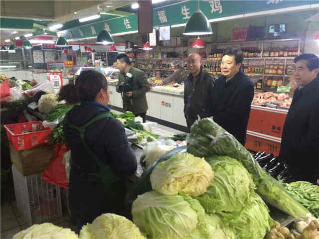 李群：过节干部哪里去 老百姓家里转转