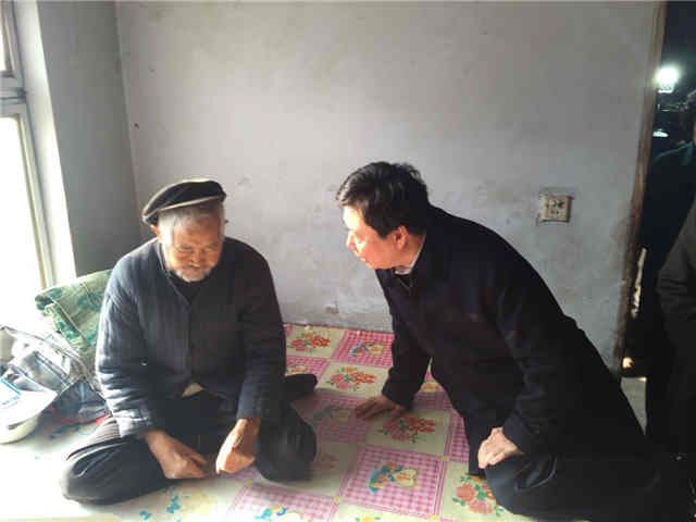 李群：过节干部哪里去 老百姓家里转转