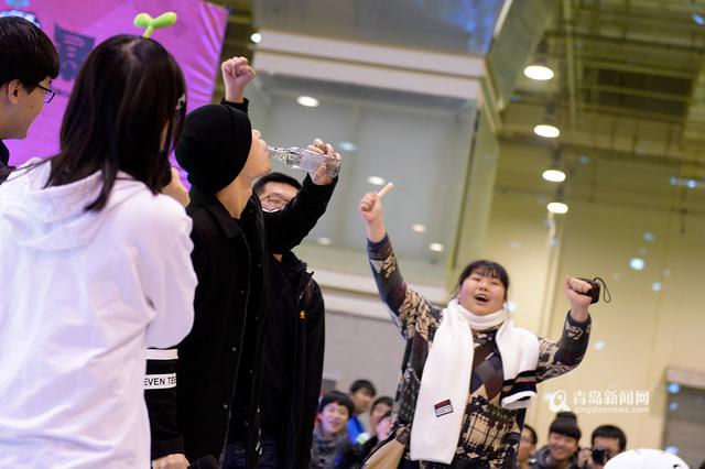 张全蛋亮相青岛 遭女粉丝熊抱