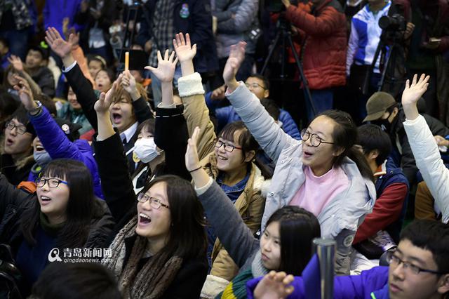 张全蛋亮相青岛 遭女粉丝熊抱