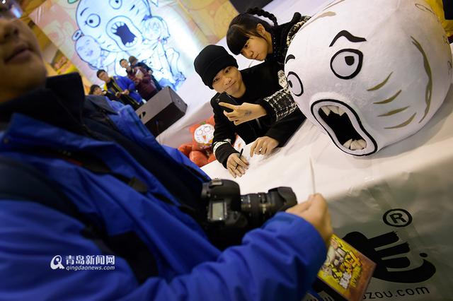 张全蛋亮相青岛 遭女粉丝熊抱