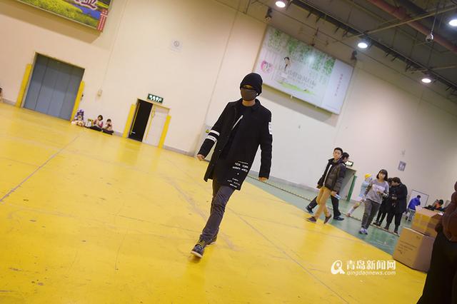 张全蛋亮相青岛 遭女粉丝熊抱