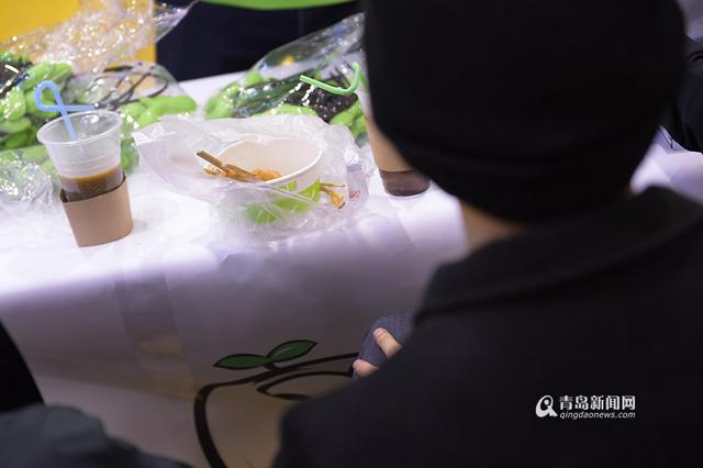 张全蛋亮相青岛 遭女粉丝熊抱