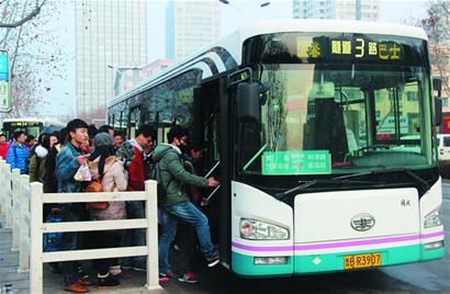 青岛旅游迎小高峰：滑雪场爆满 乡村线路变热