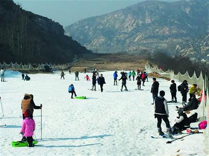 青岛旅游迎小高峰：滑雪场爆满 乡村线路变热