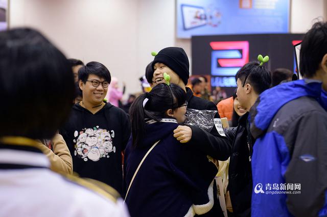 张全蛋亮相青岛 遭女粉丝熊抱