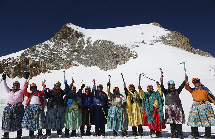 玻利维亚女性穿传统服饰助登山者攀登