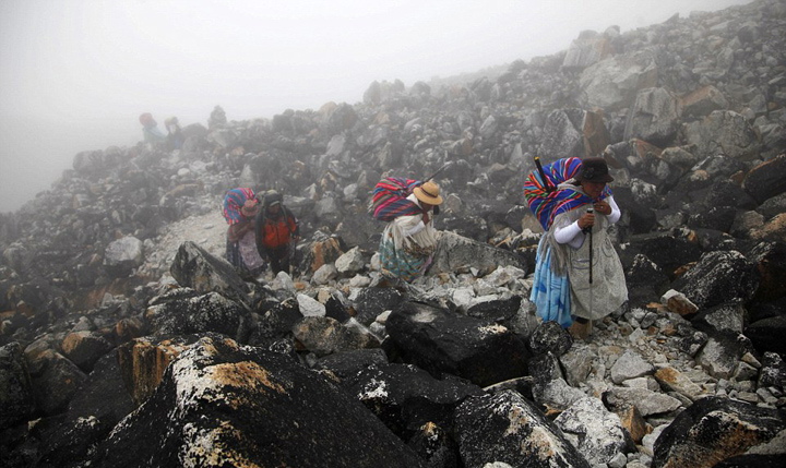 玻利维亚女性穿传统服饰助登山者攀登