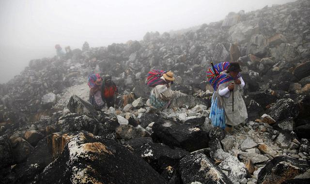 玻利维亚女性穿传统服饰助登山者攀登 玻利维亚女性穿传统服饰助登山者攀登