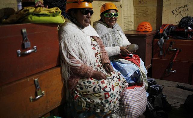 玻利维亚女性穿传统服饰助登山者攀登 玻利维亚女性穿传统服饰助登山者攀登