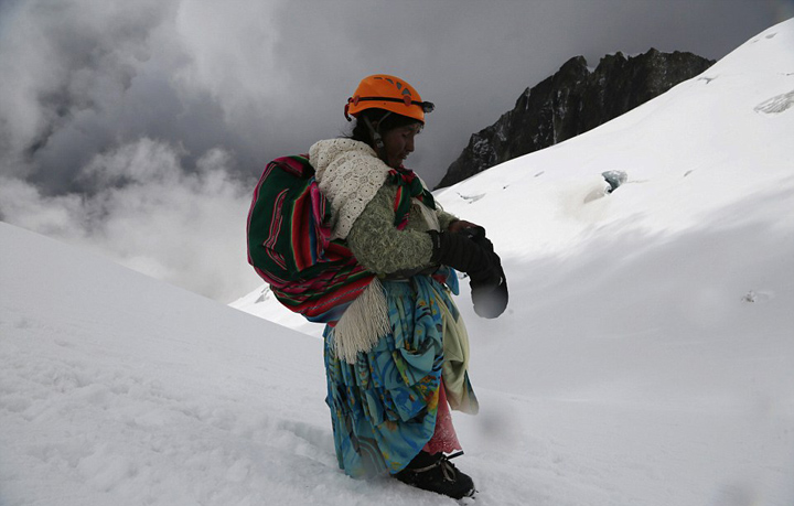 玻利维亚女性穿传统服饰助登山者攀登