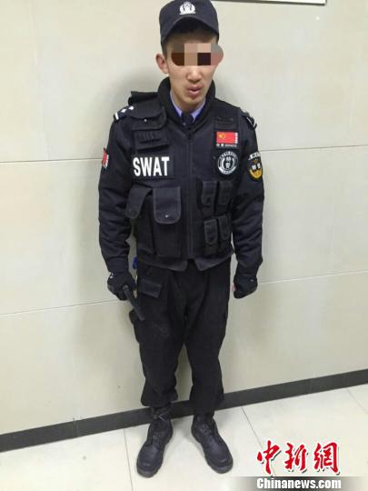 为阻止父亲嫖娼小伙网淘特警服街头“执勤”（图）