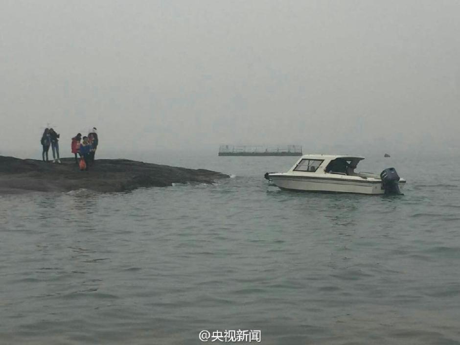 游客登礁石拍鼓浪屿 拍完照发现路已消失