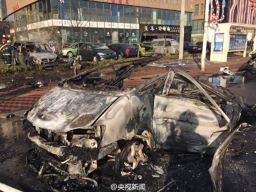 天津一液化气运输车爆炸 现场汽车只剩框架