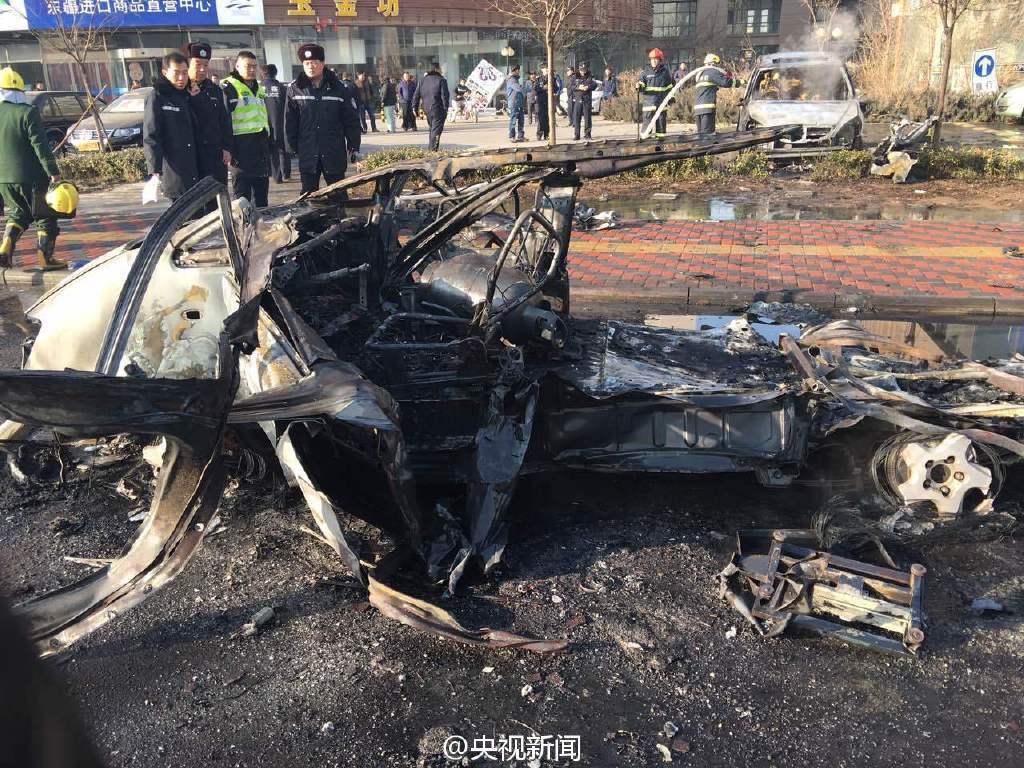 天津一液化气运输车爆炸 现场汽车只剩框架