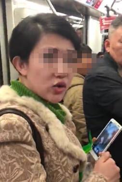 上海地铁“凤爪女”拒绝认错 :没影响公共环境 上海地铁“凤爪女”拒绝认错 :没影响公共环境