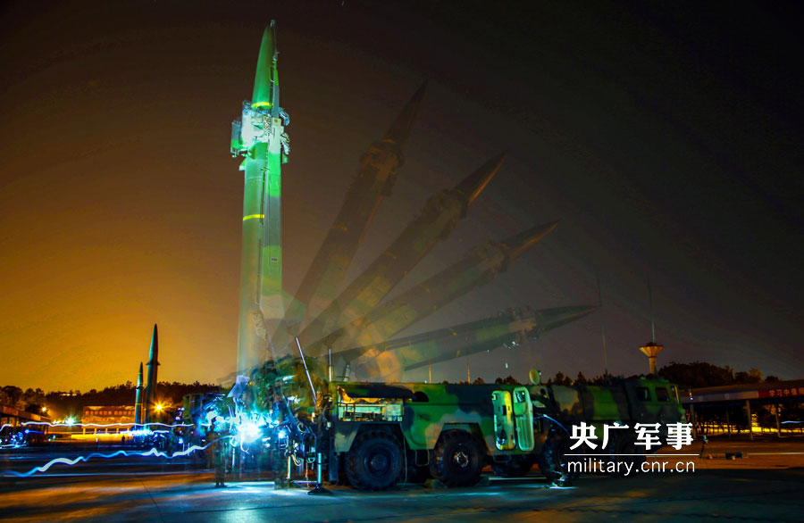 火箭军夜间发射训练场面似科幻大片