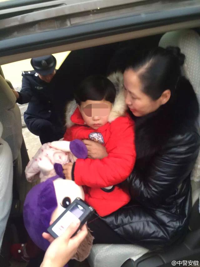 警方公布抢女童嫌犯照片 网友:马赛克给满分 警方公布抢女童嫌犯照片 网友:马赛克给满分