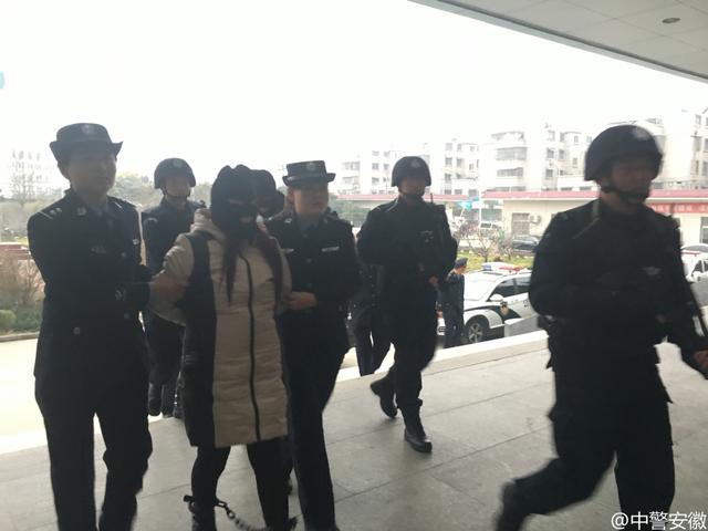 警方公布抢女童嫌犯照片 网友:马赛克给满分 警方公布抢女童嫌犯照片 网友:马赛克给满分