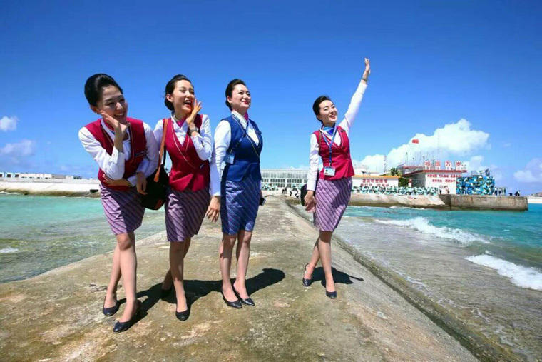 中国空姐登上南沙永暑礁 娇美礁更美