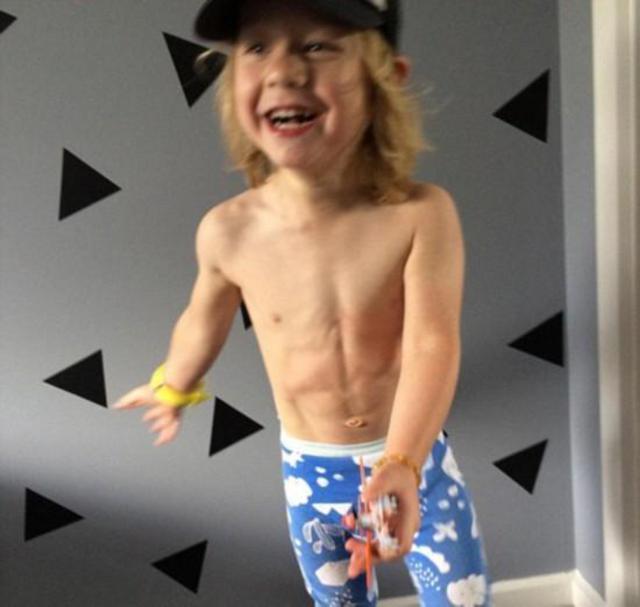 颤抖吧!澳洲3岁男童痴迷健身 已练出6块腹肌