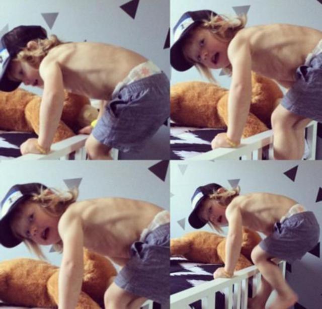 颤抖吧!澳洲3岁男童痴迷健身 已练出6块腹肌