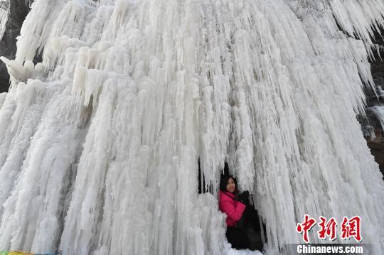 太原村民自制冰雪世界景区 百米冰瀑场面壮观