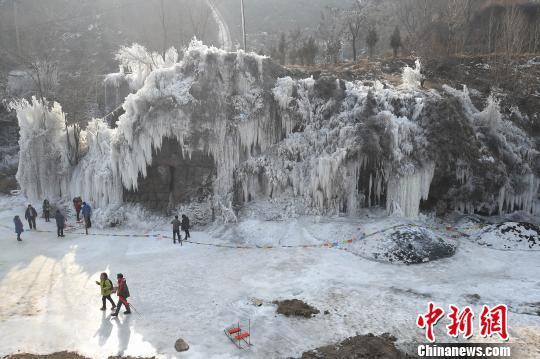 太原村民自制冰雪世界景区 百米冰瀑场面壮观