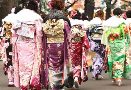 日本“成人式”美少女秀“和服诱惑”