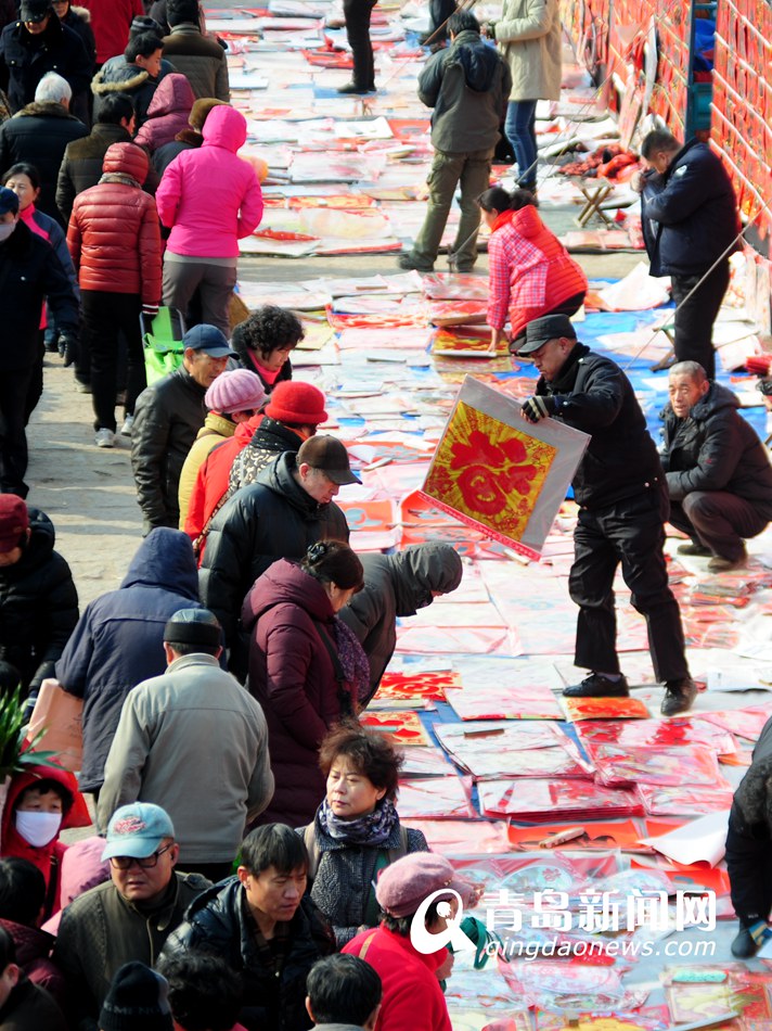 高清:实拍腊月首个李村集 一片火红年味渐浓