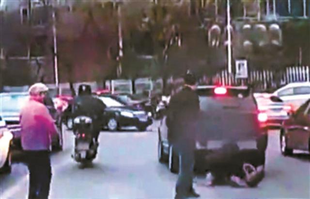 外籍男子骑摩托踹倒行人被拘