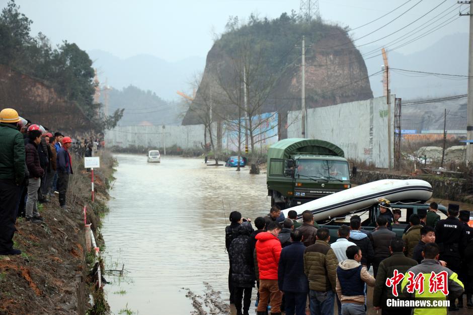 湖北恩施一堰塞湖发生溃堤 汽车遭“没顶”