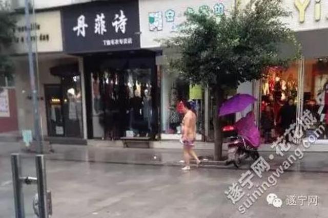 男子为祛除霉运街头裸奔 被民警带离行拘(图)