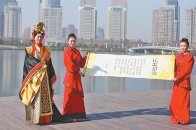 芈月“比歌招亲”吸引不少人围观