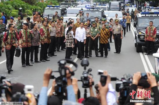 据法新社报道，当地时间1月14日，印度尼西亚首都雅加达发生爆炸，至少3人死亡。图为印尼总统佐科抵达雅加达爆炸现场。